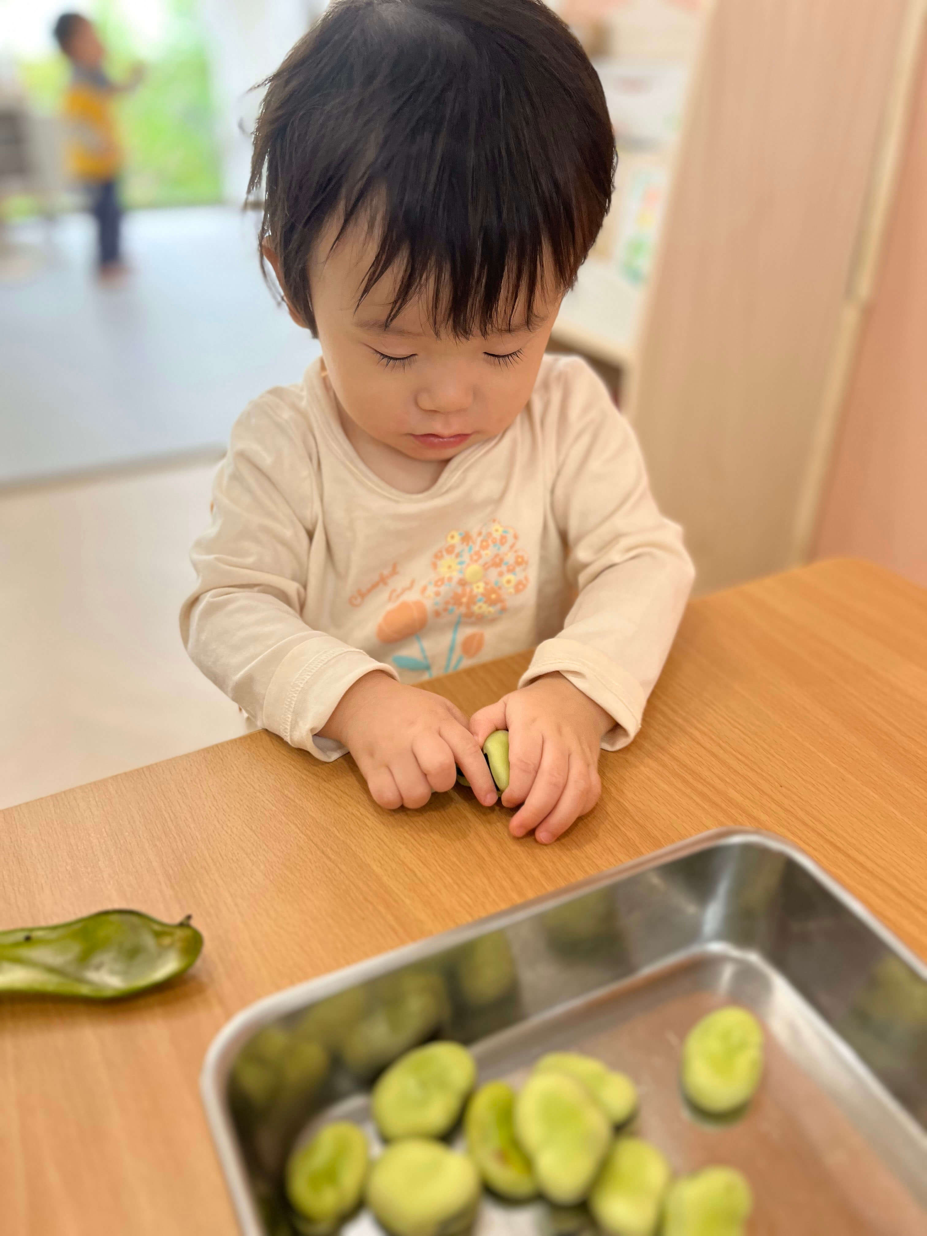 そらまめをむいてみる